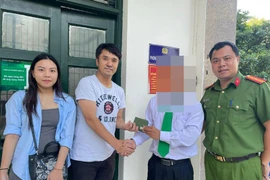 Trao trả tài sản bị đánh rơi cho người nước ngoài