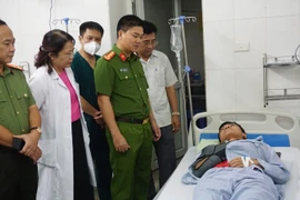 Ban Giám đốc Công an Hà Nội động viên chiến sỹ bị thương trong khi tham gia chữa cháy