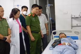 Ban Giám đốc Công an Hà Nội động viên chiến sỹ bị thương trong khi tham gia chữa cháy