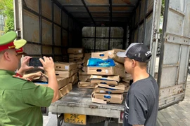 Ngăn chặn trên 1 tấn cánh gà đông lạnh bốc mùi đưa ra thị trường