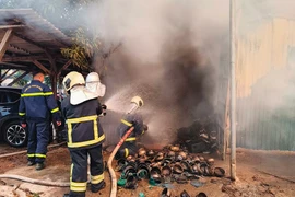 Dập tắt đám cháy kho xưởng ở quận Hoàng Mai