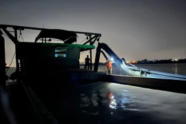 Lợi dụng đêm lạnh, khai thác trộm cát trên sông Hồng
