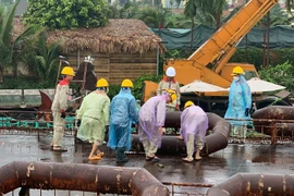 Hình ảnh cưỡng chế tàu Nàng tiên cá 1 và 2 ra khỏi Hồ Tây