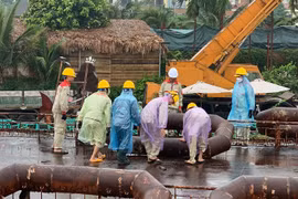 Hình ảnh cưỡng chế tàu Nàng tiên cá 1 và 2 ra khỏi Hồ Tây