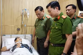 Giám đốc Công an Hà Nội động viên tinh thần cán bộ bị thương trong khi làm nhiệm vụ