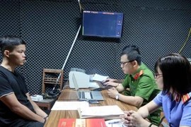 Tạm giam đối tượng dùng hình ảnh “nóng” cưỡng đoạt tài sản