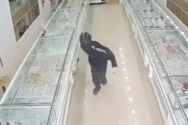 Hình ảnh tên cướp tiệm vàng liều lĩnh vung búa đập tủ kính trước mặt nhân viên 
