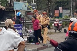 Người phụ nữ táo tợn giả vờ mượn điện thoại rồi cướp