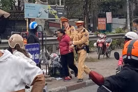 Người phụ nữ táo tợn giả vờ mượn điện thoại rồi cướp