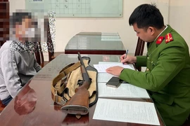 Vận động người dân tự giác giao nộp khẩu súng 