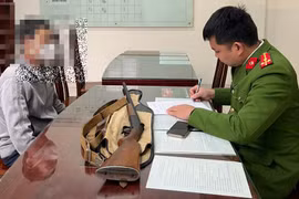 Vận động người dân tự giác giao nộp khẩu súng 