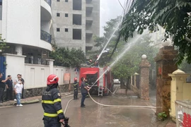 Tình huống cứu nạn khẩn nguy ô tô gây tai nạn chảy xăng trong khi lửa đang cháy