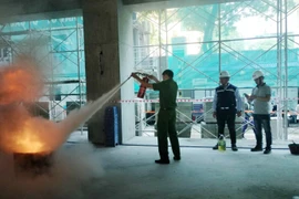 Gần 50 nhân viên thực hành chữa cháy, thoát nạn