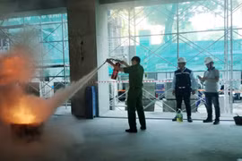 Gần 50 nhân viên thực hành chữa cháy, thoát nạn