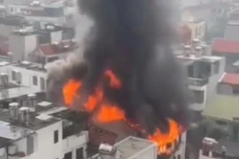 Nhanh chóng dập tắt cháy trên tầng thượng nhà dân ở quận Long Biên