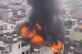 Nhanh chóng dập tắt cháy trên tầng thượng nhà dân ở quận Long Biên