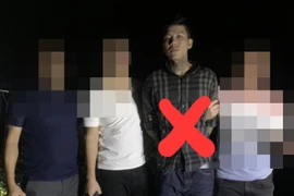 Trốn truy nã, tên tội phạm kề dao vào cổ chủ quán cướp tài sản