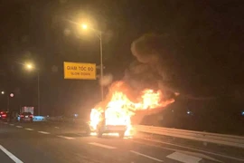 Bất ngờ xe sang Range Rover bốc cháy khi đang chạy trên cao tốc