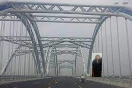 Kịp thời thuyết phục cô gái có ý định tiêu cực trên cầu Đông Trù