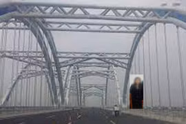 Kịp thời thuyết phục cô gái có ý định tiêu cực trên cầu Đông Trù