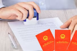 Bắt cán bộ văn phòng đăng ký đất đai “nhũng nhiễu” người dân làm sổ đỏ