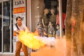 Tổ liên gia an toàn phòng cháy phối hợp xử lý tình huống giả định cháy nhà dân tại quận Cầu Giấy