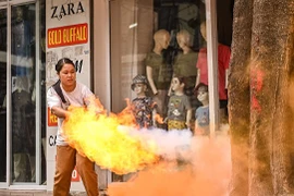 Tổ liên gia an toàn phòng cháy phối hợp xử lý tình huống giả định cháy nhà dân tại quận Cầu Giấy