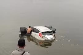 Trục vớt ô tô 4 chỗ lao xuống hồ Tây