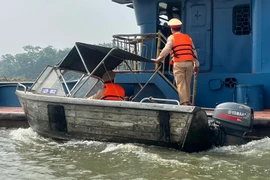 Xử lý 2 tàu chở đất sét và cát vi phạm trên sông Đuống