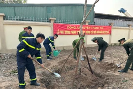 Công an huyện Thanh Trì hưởng ứng Tết trồng cây bảo vệ môi trường