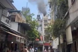 Người dân tự khống chế cháy nhà tại phố Hàng Hành