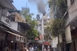 Người dân tự khống chế cháy nhà tại phố Hàng Hành