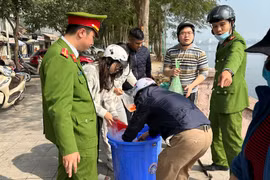 Tuyên truyền, vận động người dân chung tay bảo vệ hồ Tây, hạn chế thả cá phóng sinh