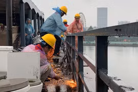 Cưỡng chế tàu thuyền ra khỏi Hồ Tây