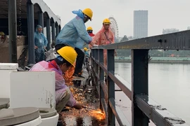 Cưỡng chế tàu thuyền ra khỏi Hồ Tây