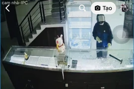 Cảnh sát huy động lực lượng truy tìm kẻ bịt kín mặt cướp hiệu vàng