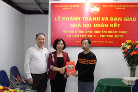 Quận Tây Hồ trao tặng nhà Đại đoàn kết cho hộ nghèo