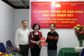 Quận Tây Hồ trao tặng nhà Đại đoàn kết cho hộ nghèo