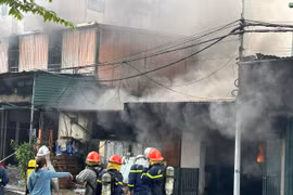 Cháy kho chứa hàng chợ đầu mối Đền Lừ