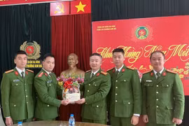 Thăm hỏi, tặng quà cán bộ chiến sỹ có hoàn cảnh khó khăn