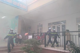 Giây phút trải nghiệm thoát nạn đáng nhớ trong buổi học kỹ năng sống