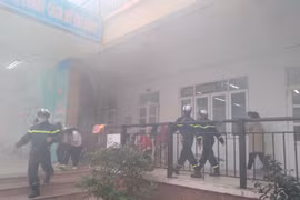 Giây phút trải nghiệm thoát nạn đáng nhớ trong buổi học kỹ năng sống