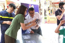 Hỗ trợ người dân số hóa thủ tục hành chính thuận lợi nhất