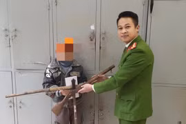 Công an quận Tây Hồ vận động người dân giao nộp súng tự chế và nhiều viên đạn