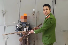 Công an quận Tây Hồ vận động người dân giao nộp súng tự chế và nhiều viên đạn