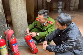 Công an huyện Thạch Thất kiểm tra an toàn cháy, nổ tại chùa Tây Phương