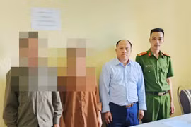 Giải cứu bé gái 15 tuổi bị quản thúc trong phòng kín của quán hát karaoke