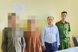 Giải cứu bé gái 15 tuổi bị quản thúc trong phòng kín của quán hát karaoke