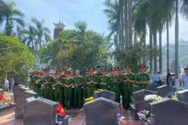 Tri ân các đồng đội đã hy sinh khi chiến đấu với “giặc lửa”