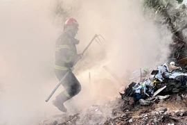 Huy động máy xúc phối hợp xử lý vụ cháy bãi rác